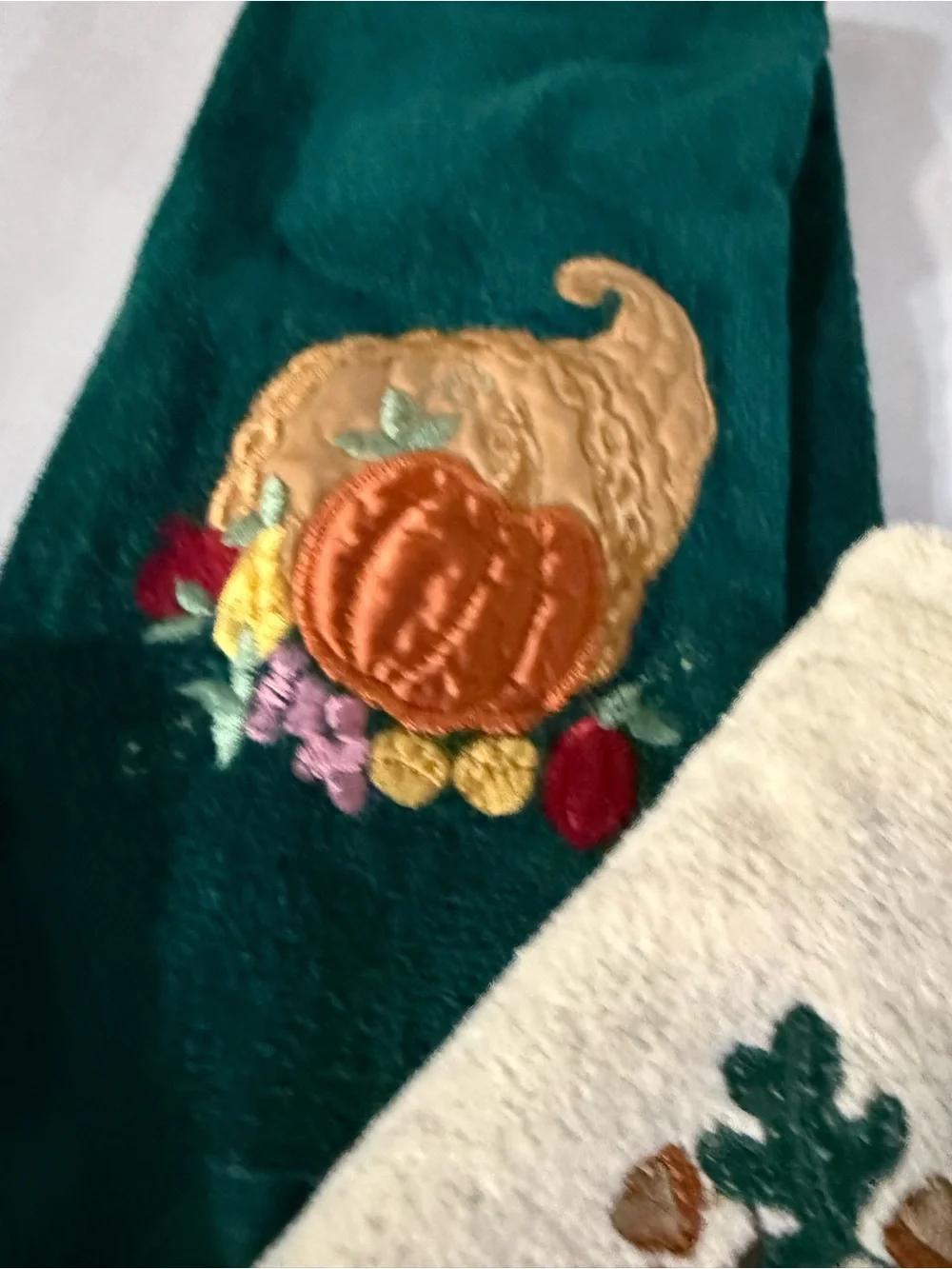 Vtg set of 3 Embroidered Fall Hand and Fingertip Towel Set - Green & Cream